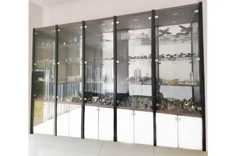 Estetika Lemari Display Portofolio dan Tropi di Lobi Utama
